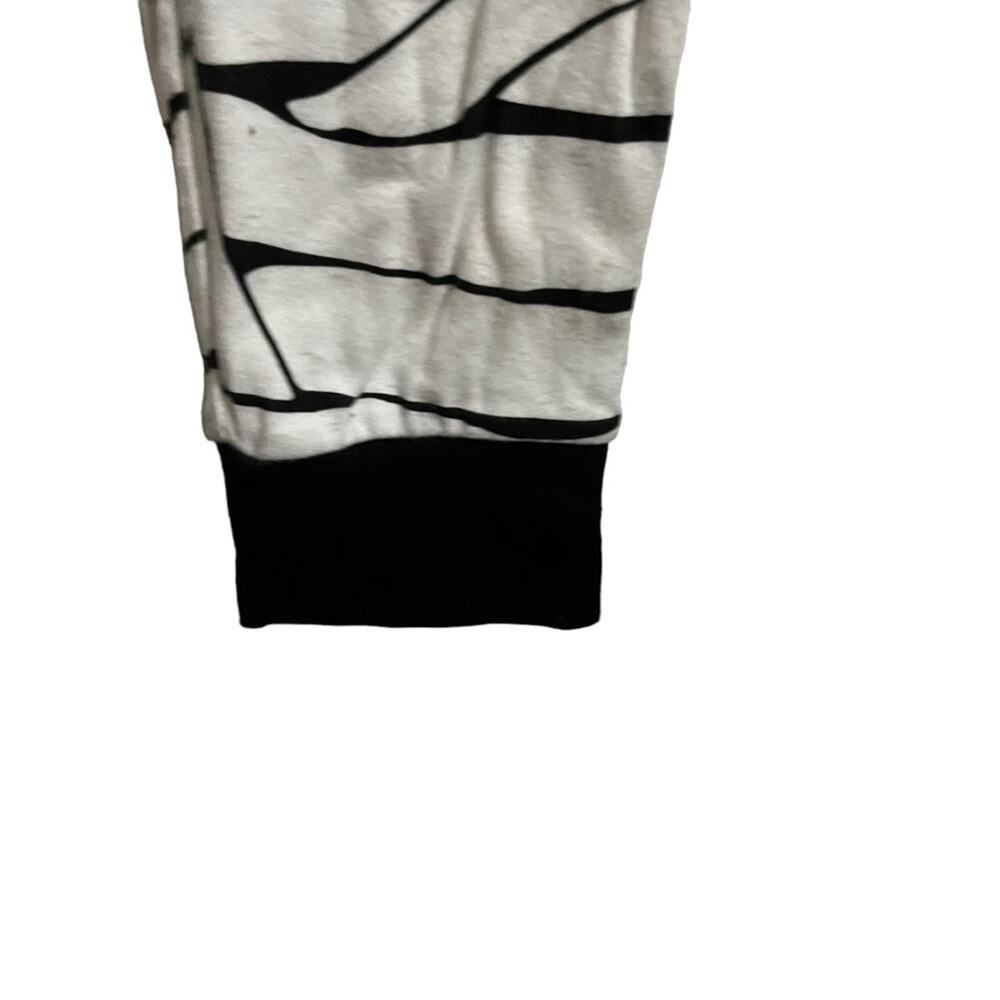 Old Navy Glow In the Dark Eyes Mummy Halloween Onesie Pajamas Size Medium Tall - Picture 7 of 8